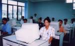 Học sinh lớp ô tô đang thực hiện bài thi lý thuyết trên máy vi tính